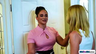 Ezincinane tits blonde con imvumi pretends ukuba ibe big tits milfs runaway stepdaughter kwaye ifumanise herself yokufumana yakhe hairy pussy licked ngomoya wakhe stepmom