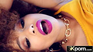 Kubwa Punda Nyeusi Babe Bounces juu ya Jogoo