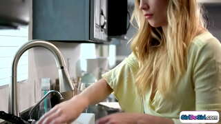 ŷ�乳金髪が家初期の彼女の小さなおっぱいgfてお祝レズビアン。彼らはkissのbusty babeが縁取り、彼女のfacesits