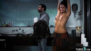 Tiener fucked rofweg deur die perv lendlord ruil&#039;n gratis kamer