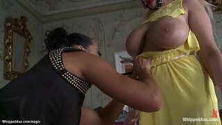 Brunette iti dominatrix Sandra Romain wepu boobs roa kakaho Czech moe wahine pononga Anahera Wicky ka whero fucks ia i roto i te taura here ki te here i runga i te tikaokao