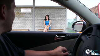 Filthy dude buain lonely babe ann an stèisean bus, a &#039; sealltainn a h-mar a cool tha poblach murt ann an nàdar