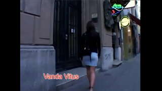 Brunette ubuhle Usara Blue kunye yendalo tits rides cock kuzo zonke izikhundla