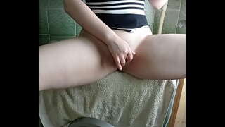 Meitene ar lielu ass izpaužas orgasma par veļas mašīnu un Vibratoru