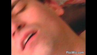 Kukomaa kuchekesha slut sucks jogoo na anapata