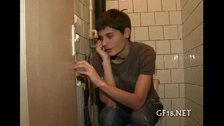 Cậu bé, nằm và nhìn chằm chằm