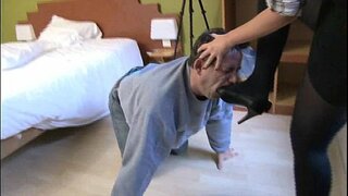 Спадарыня прымушае сваіх рабоў-мужчын лізаць яе туфлі на высокіх абцасах