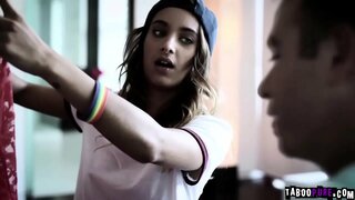 Чад, ғаилә ҡулынан бүләктәр менән йорттарына инә, ишеткән кеүек, ул