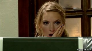 Blonde teen Mona Wales zifunyenweyo porn-bhanyabhanya wakhe stepmom Simone Sonay kwi-intanethi kwaye ke whipped kwaye anal fucked yakhe kwi-ebukhobokeni kwi-umandlalo