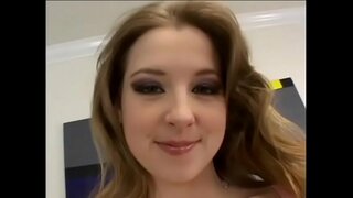 Sexy babe kunye itswele i-butt uthanda ukuba sucks cock kwaye efumana fucked doggystyle