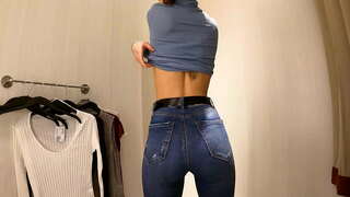 WOW! Zinokuphathwa kubekho inkqubela kunye ezincinane tits dressing t-shirt kwaye blouses kwi-wonke locker igumbi 4K 60Fps