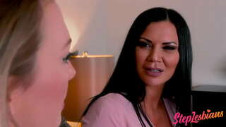 Μητριά Δείχνει Κόρη Πώς Να Έχουν Λεσβία Σεξ