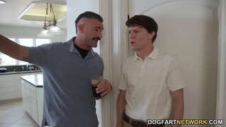 Маленькая эбони Шанель Скай занимается анальным сексом с большими белыми членами